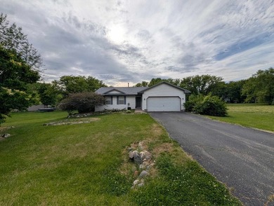 Beautifully updated 4-bedroom, 2-bath ranch home located in the - photo 2