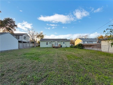 Charming, beautifully remodeled 2-bedroom, 1-bath, 1 car garage - photo 20