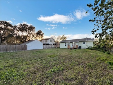 Charming, beautifully remodeled 2-bedroom, 1-bath, 1 car garage - photo 21
