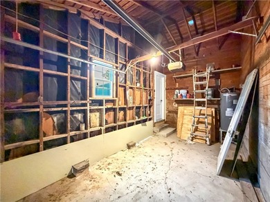 Charming, beautifully remodeled 2-bedroom, 1-bath, 1 car garage - photo 23