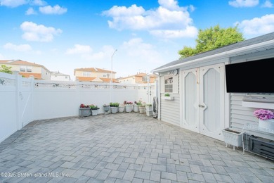 149 Crossfield is an immaculately kept townhouse that was newly - photo 3