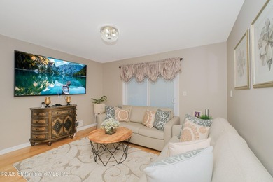 149 Crossfield is an immaculately kept townhouse that was newly - photo 5