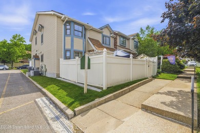 Welcome to this beautifully appointed three-bedroom Center Hall - photo 3