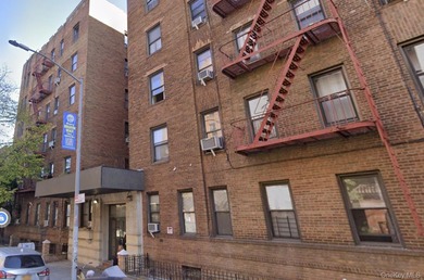 Bring your contractor! This studio apartment needs a full gut - photo 1