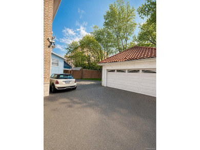 Investors delight! This huge home sits on a double lot that - photo 5