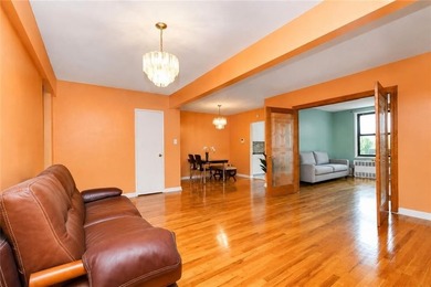 Prime Brighton Beach - Ocean Block! Welcome to this rare and - photo 3