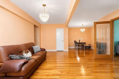 Prime Brighton Beach - Ocean Block! Welcome to this rare and - photo 6