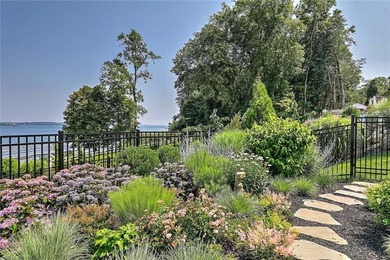 STUNNING WATERFRONT RETREAT ON THE SAKONNET RIVER. Welcome to - photo 12