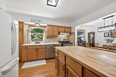 Welcome home to this Caledonia gem tucked away at the end of a - photo 13