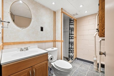 Welcome home to this Caledonia gem tucked away at the end of a - photo 23