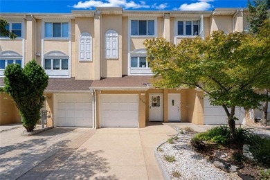 Welcome to this beautifully renovated townhouse-style - photo 1