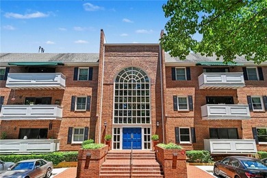 Welcome to this handsome and inviting 2-bedroom, 2-bathroom - photo 2