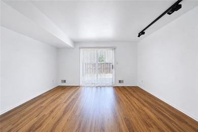 Welcome to this beautifully renovated townhouse-style - photo 3