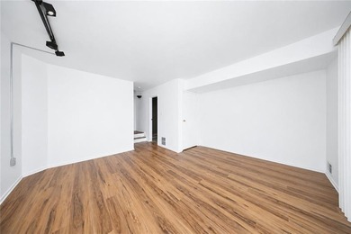 Welcome to this beautifully renovated townhouse-style - photo 4