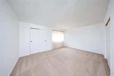 Welcome to this beautifully renovated townhouse-style - photo 5