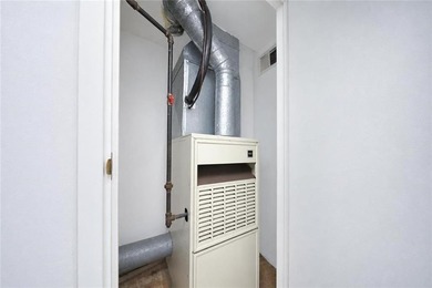 Welcome to this beautifully renovated townhouse-style - photo 6