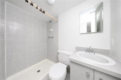 Welcome to this beautifully renovated townhouse-style - photo 7