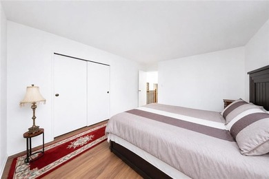 Welcome to this beautifully renovated townhouse-style - photo 8