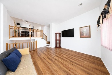 Welcome to this beautifully renovated townhouse-style - photo 10