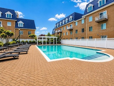 Rare, move in condition, beautiful and spacious condo apartment - photo 3