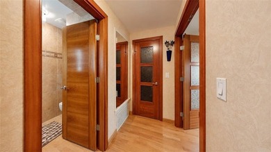 Rare, move in condition, beautiful and spacious condo apartment - photo 8