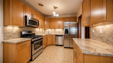 Rare, move in condition, beautiful and spacious condo apartment - photo 9