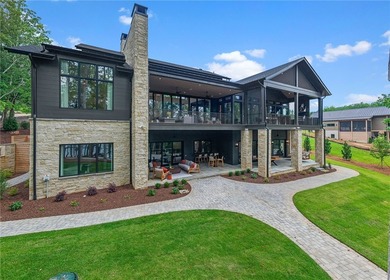 Welcome to an extraordinary lakefront retreat in the prestigious - photo 3