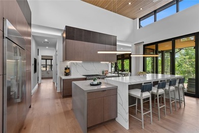 Welcome to an extraordinary lakefront retreat in the prestigious - photo 10