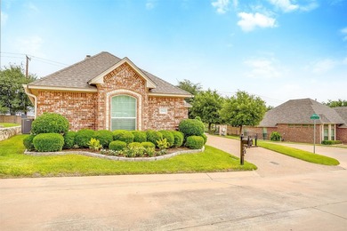 Elegant, landscaped and impeccably maintained Garden Home ready - photo 3