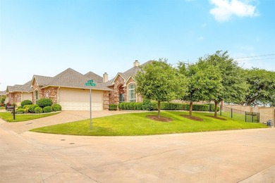 Elegant, landscaped and impeccably maintained Garden Home ready - photo 4
