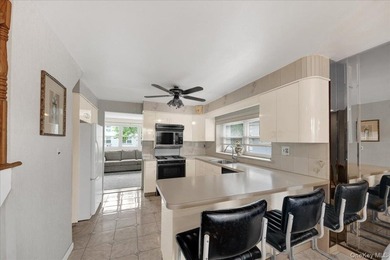 Welcome to 2810 Harding Ave in the vibrant community of Throggs - photo 5