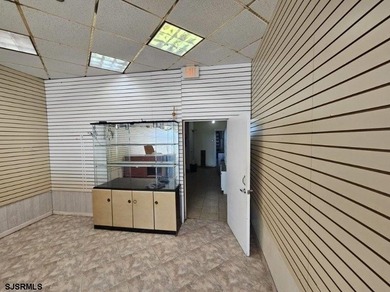 Exceptional opportunity to own retail commercial space directly - photo 9