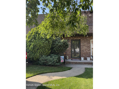 LOCATION, LOCATION!! THIS ONE FAMILY EXTRA WIDE END-UNIT - photo 1