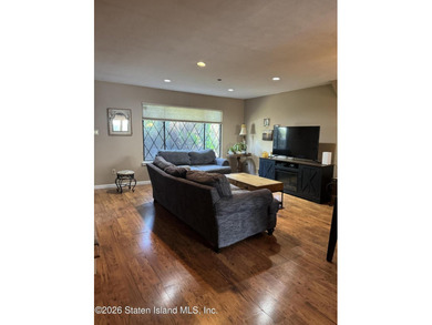 LOCATION, LOCATION!! THIS ONE FAMILY EXTRA WIDE END-UNIT - photo 3