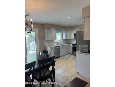 LOCATION, LOCATION!! THIS ONE FAMILY EXTRA WIDE END-UNIT - photo 6