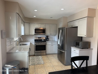 LOCATION, LOCATION!! THIS ONE FAMILY EXTRA WIDE END-UNIT - photo 7