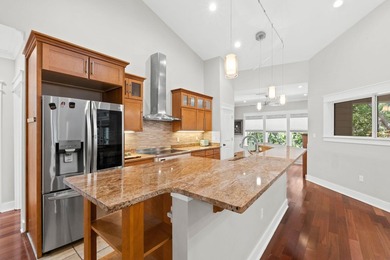 This 4bd PLUS carriage house is tucked away on a secluded - photo 9