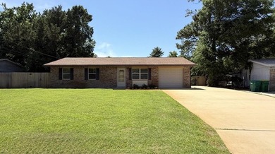 MOVE-IN-READY! 3BR/1.5BA Brick/Hardie Board home conveniently - photo 2