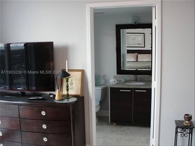 CORNER unit, large 1,212 sq ft, 2 beds / 2.5 baths, tastefully - photo 4