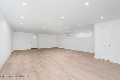 Large new construction 6 over 6 with 9' ceilings. hardwood - photo 11