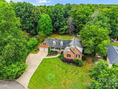 Don't miss out on this charming family home and what it has to - photo 1