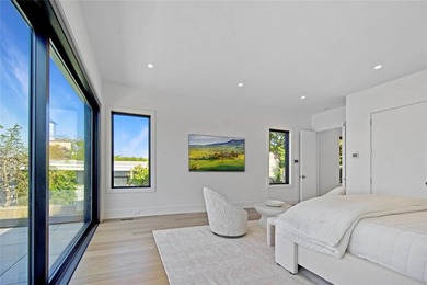 Breathtaking Waterfront Estate with Panoramic Bay Views. Located - photo 11
