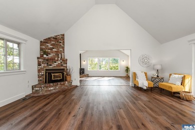 Spacious and beautifully updated 3-bedroom, 3-bath home on 2.80 - photo 17