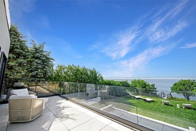 Breathtaking Waterfront Estate with Panoramic Bay Views. Located - photo 20