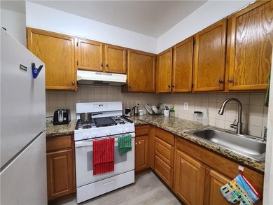 Very Nice AND Highly Affordable One Family Semi-Detached Home in - photo 4