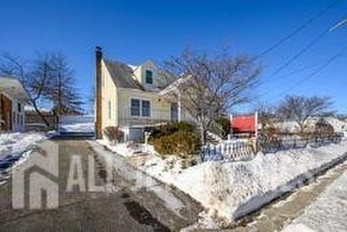 PRIME LOCATION! Well-maintained, spacious, professional office - photo 3