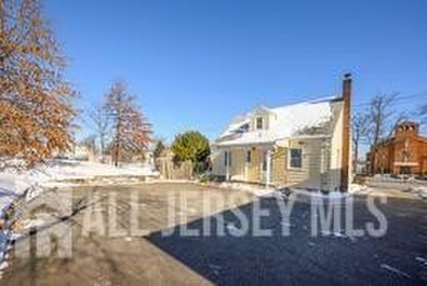 PRIME LOCATION! Well-maintained, spacious, professional office - photo 6