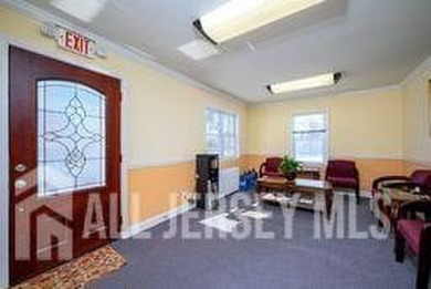 PRIME LOCATION! Well-maintained, spacious, professional office - photo 9