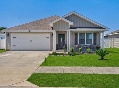Welcome to 51 Silverthorn Street in Freeport -- a stylish and - photo 1