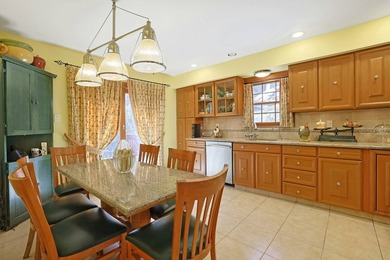 Charming 3-Bd. House with Deck & Patio on Leafy, Private - photo 12
